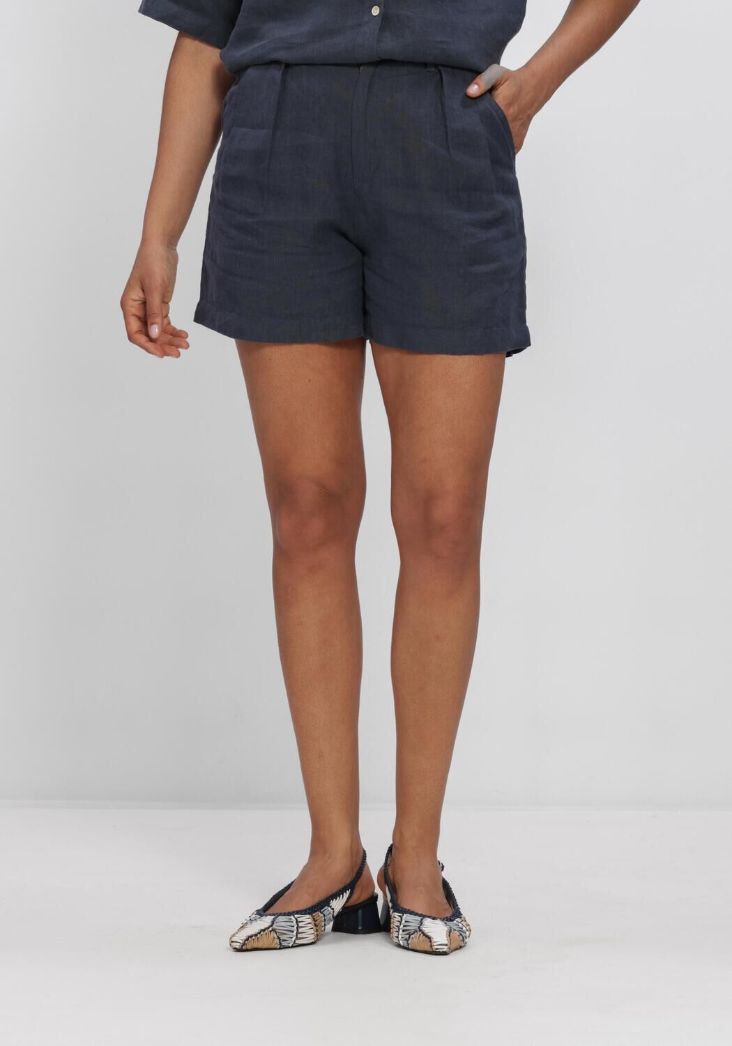 CIRCLE OF TRUST Pantalon courte NOVI SHORT en bleu - large