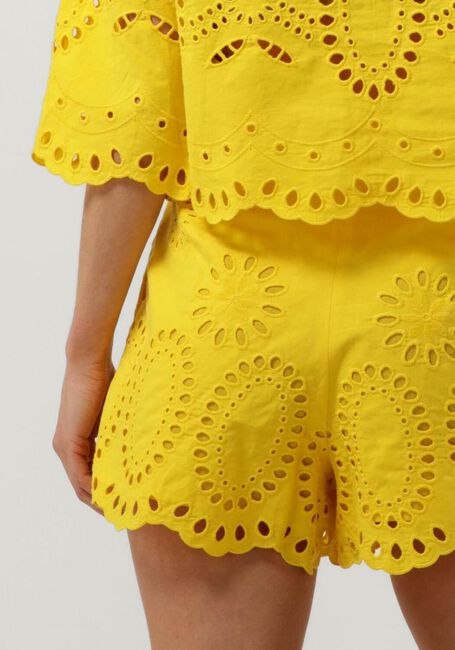 IDANO QUOC Pantalons en jaune - large