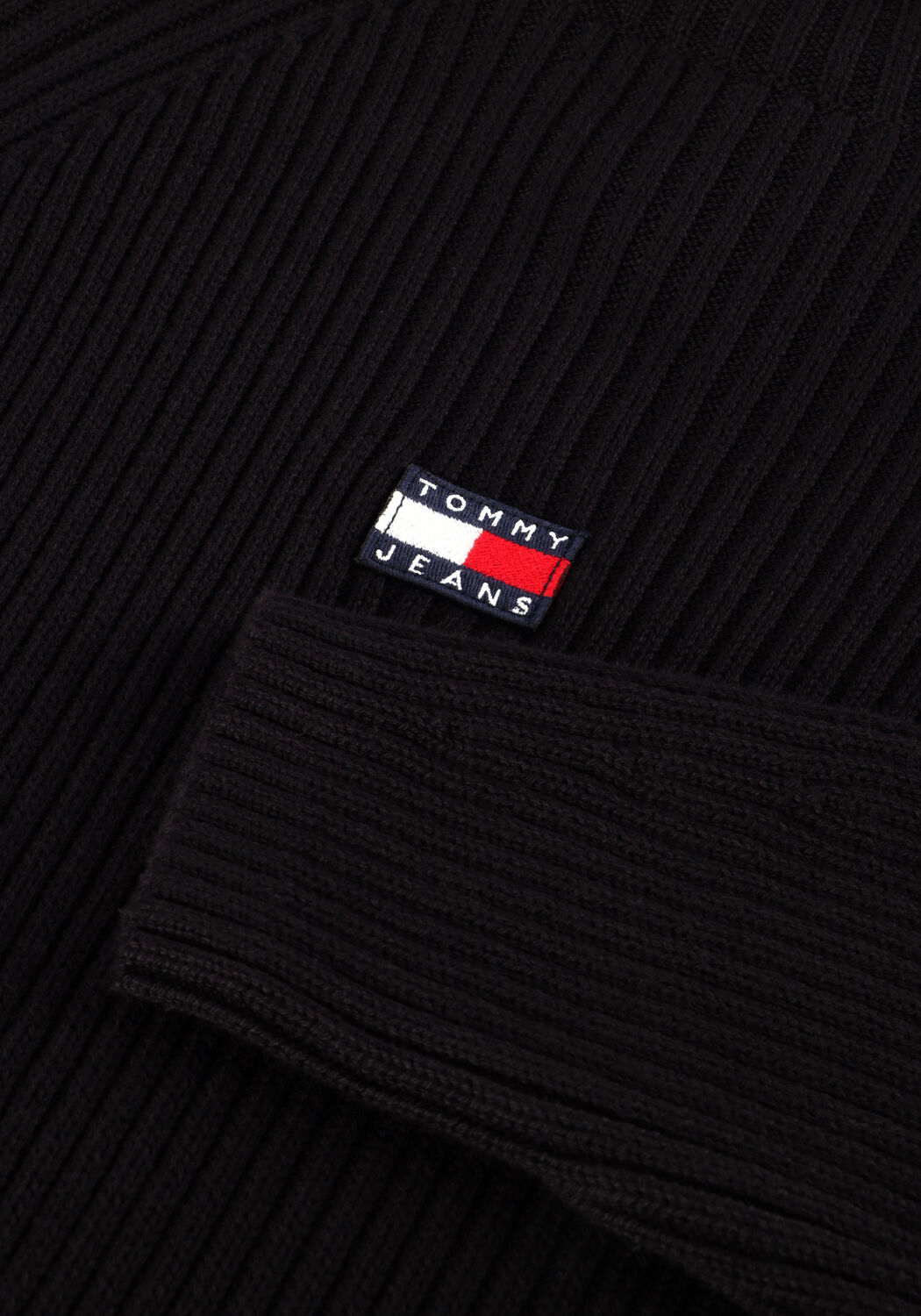 TOMMY JEANS Robe midi TJW MOCKNECK BADGE SWEATER DRESS en noir - large