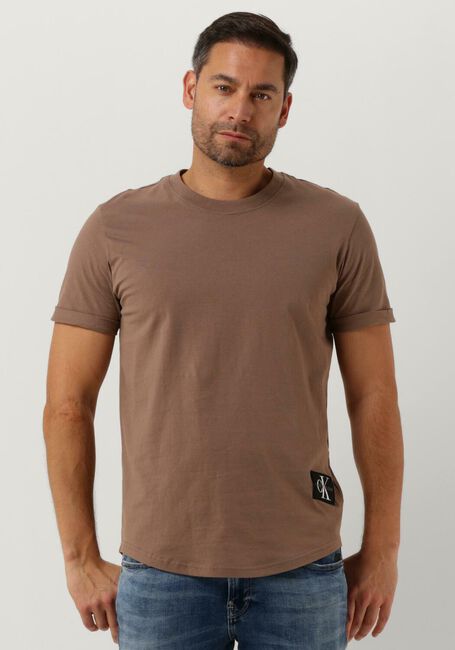 CALVIN KLEIN T-shirt BADGE TURN UP SLEEVE en marron - large