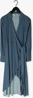 COLOURFUL REBEL Robe midi LEA SMALL GEO WRAP MIDI DRESS en bleu