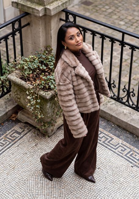 NUKUS Manteau en fausse fourrure HILDE JACKET FLUFFY en beige - large