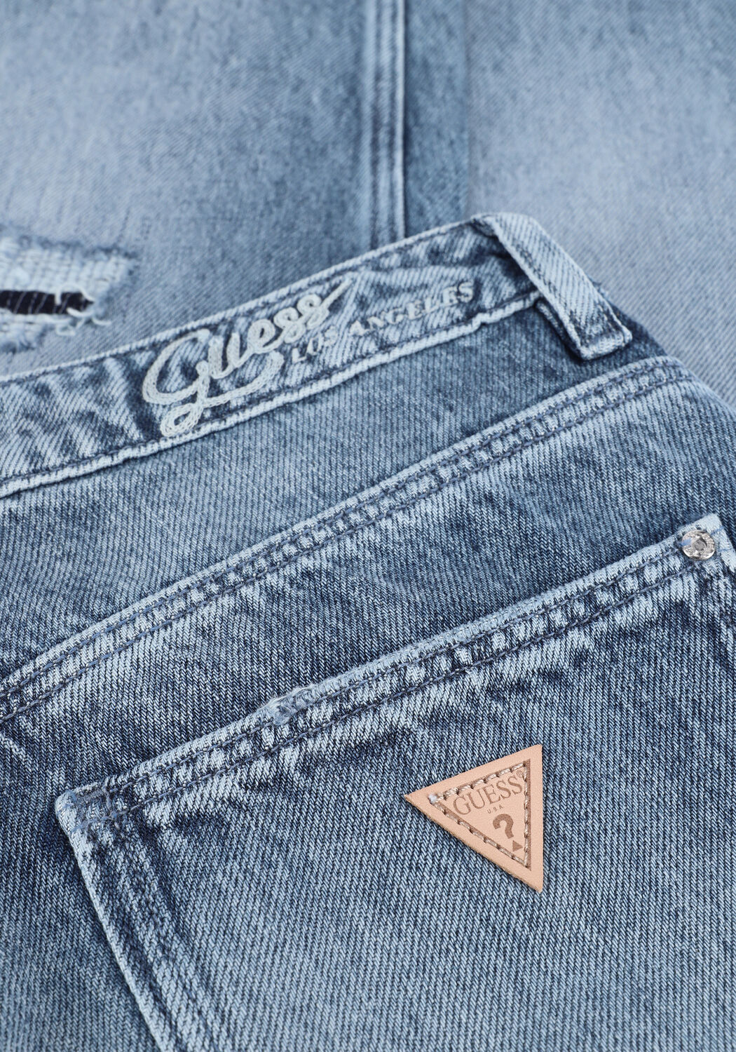 GUESS Mom jeans MOM JEAN en bleu - large