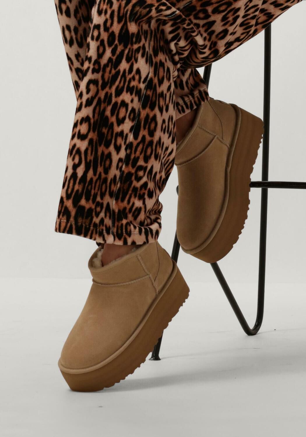 UGG Bottes fourrure W CLASSIC ULTRA MINI PLATFORM en beige Omoda