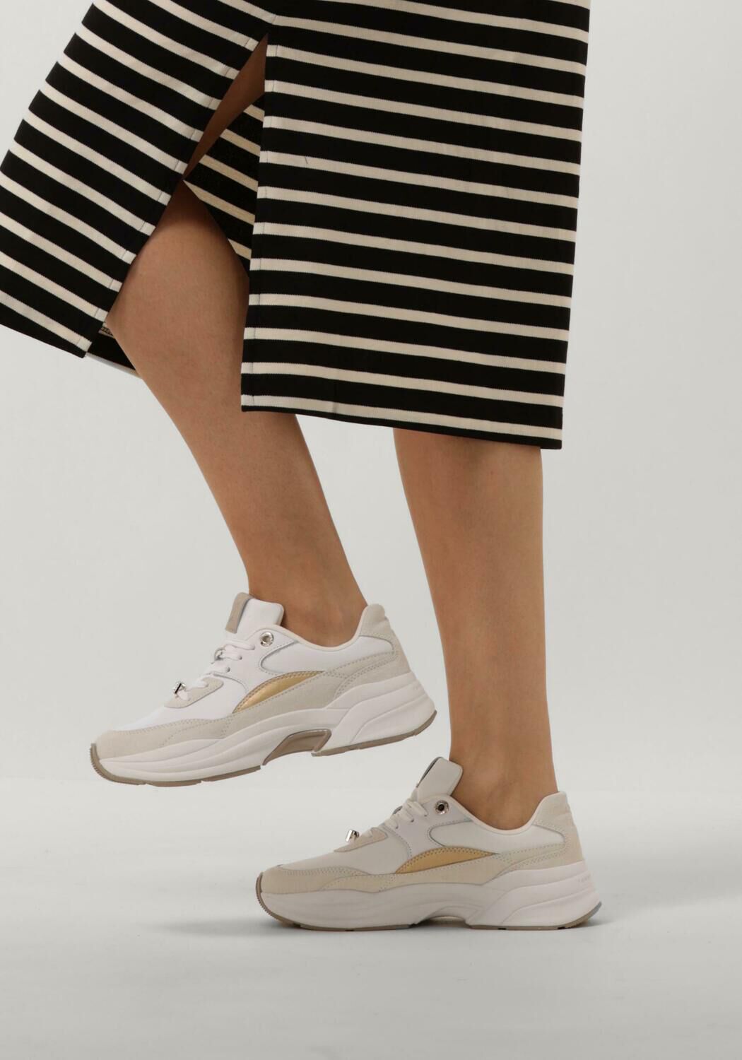 Witte TOMMY HILFIGER Sneakers CHUNKY FEMININE RUNNER HARDWARE - large