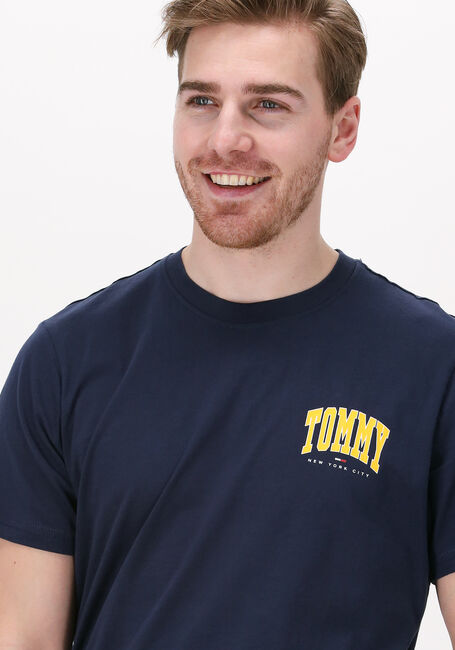 TOMMY JEANS T-shirt TJM CHEST COLLEGE GRAPHIC TEE Bleu foncé - large