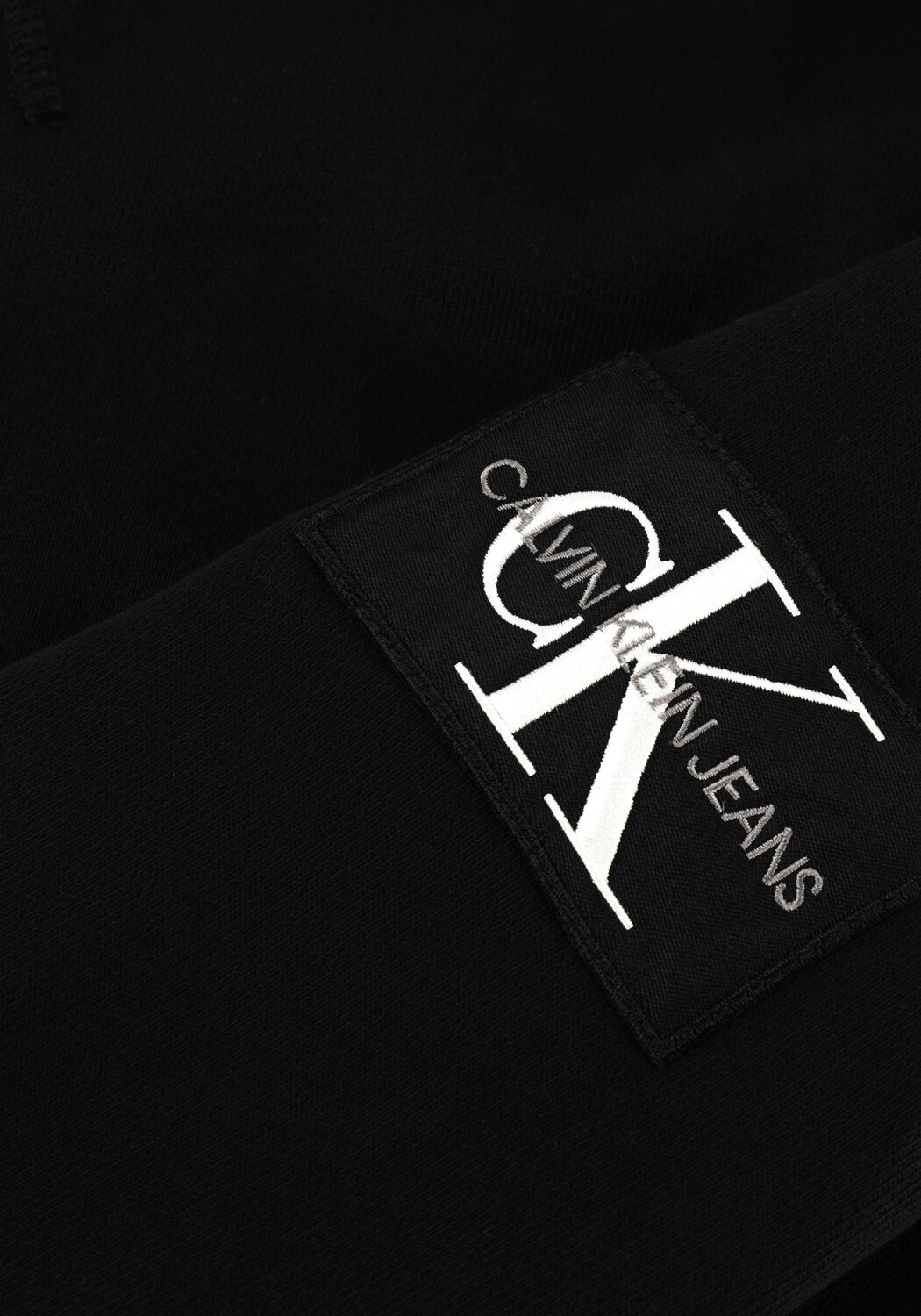 CALVIN KLEIN Chandail MONOGRAM SLEEVE BADGE CN en noir - large
