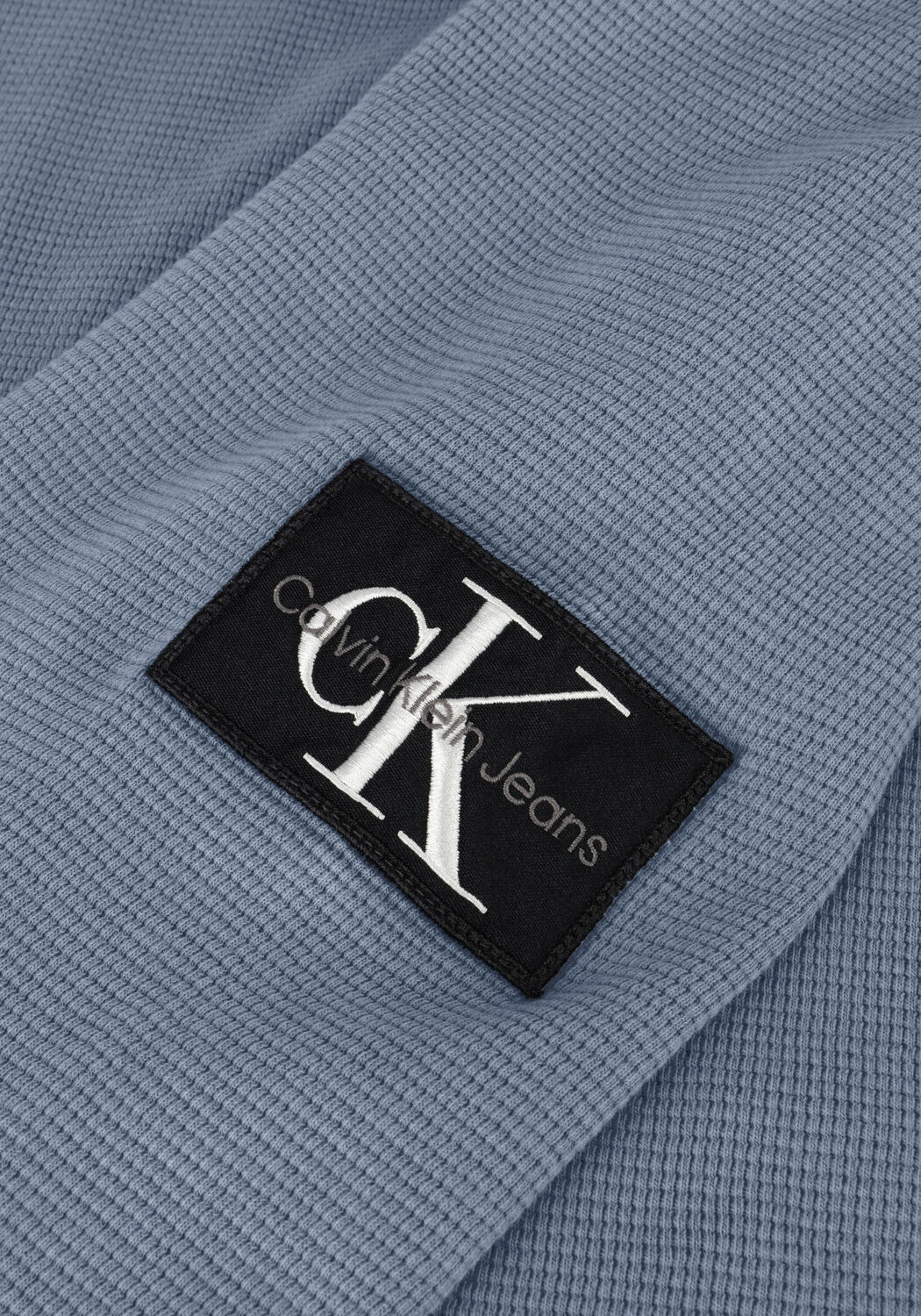 CALVIN KLEIN Pull WASHED BADGE WAFFLE en bleu - large