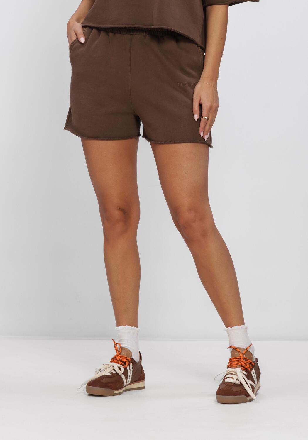 ALIX THE LABEL Pantalon courte LADIES KNITTED SPORTY SUMMER SHORTS en marron - large