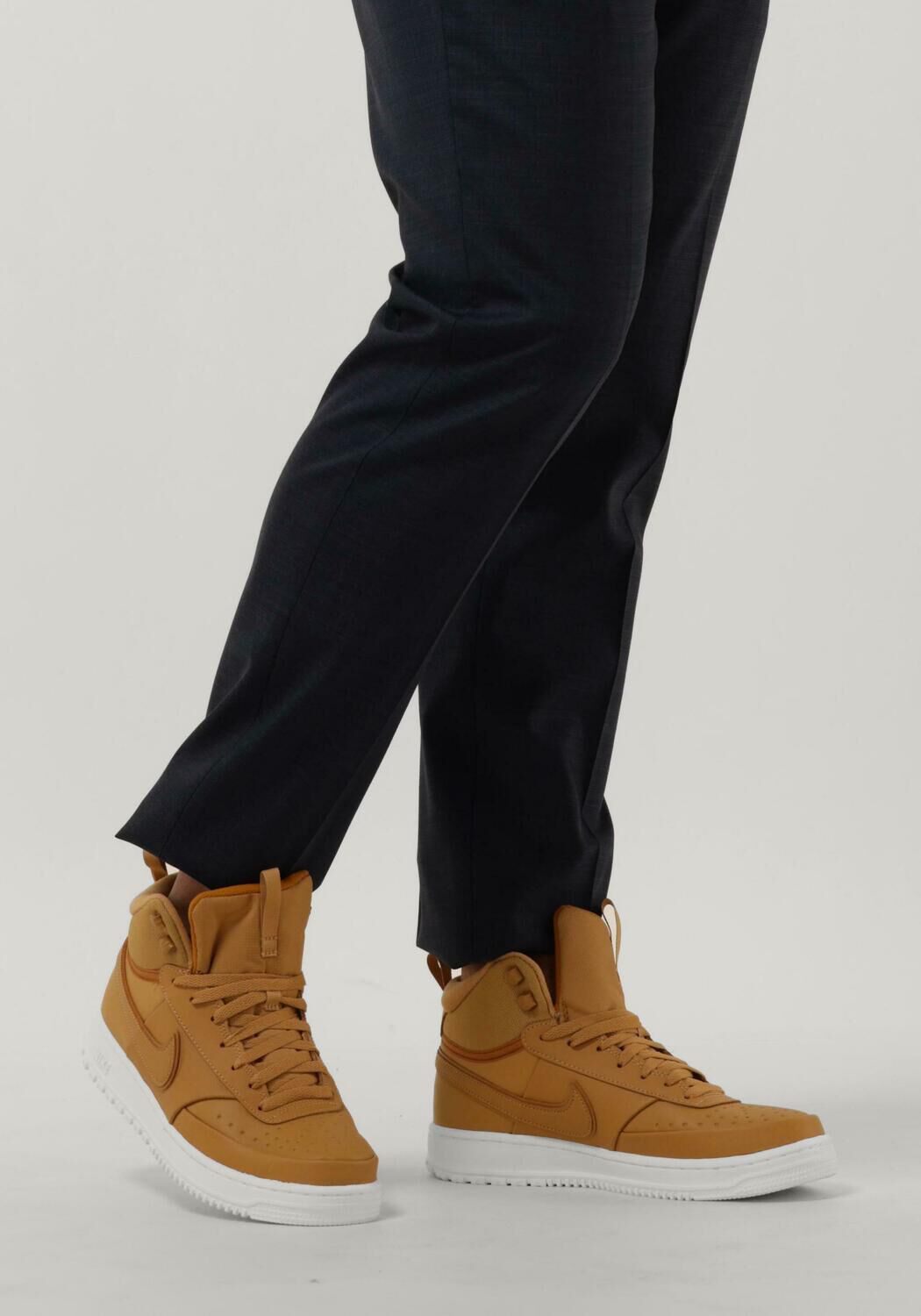 NIKE Baskets montantes COURT VISION MID MEN en camel - large