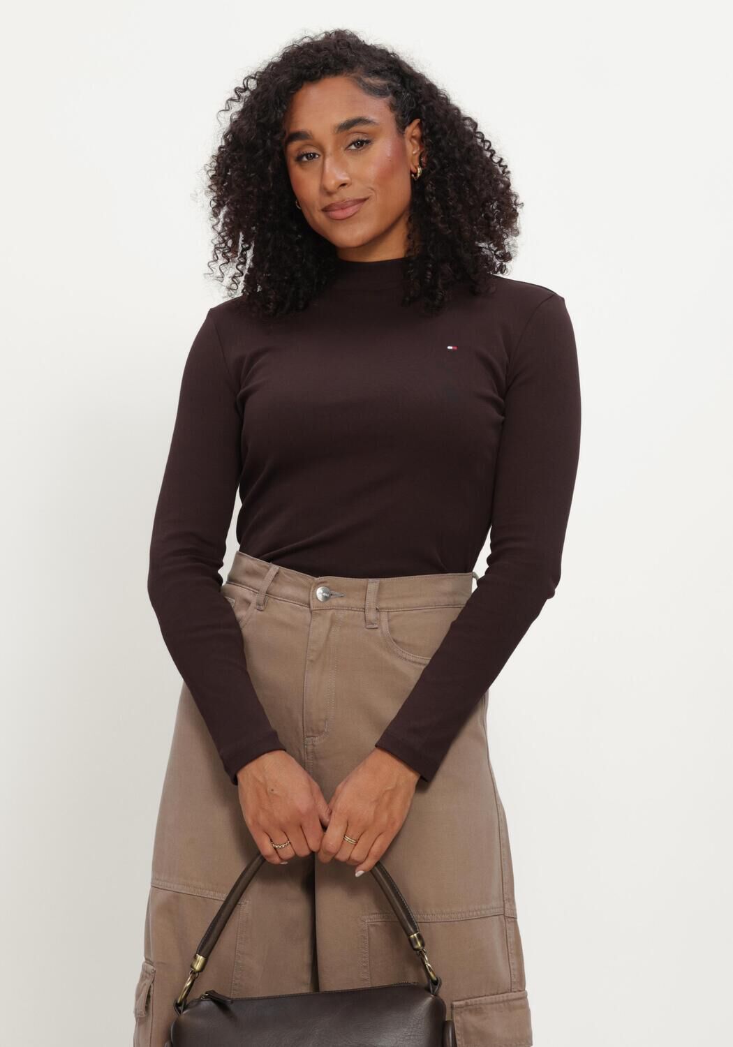 TOMMY HILFIGER Col roul&eacute; SLIM CODY MOCK-NK LS TEE en marron - large