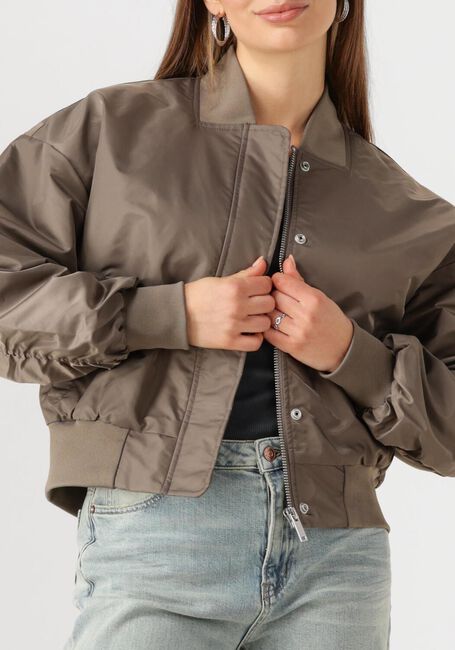 MY ESSENTIAL WARDROBE Jack HELGAMW SHORT BOMBER JACKET en taupe - large