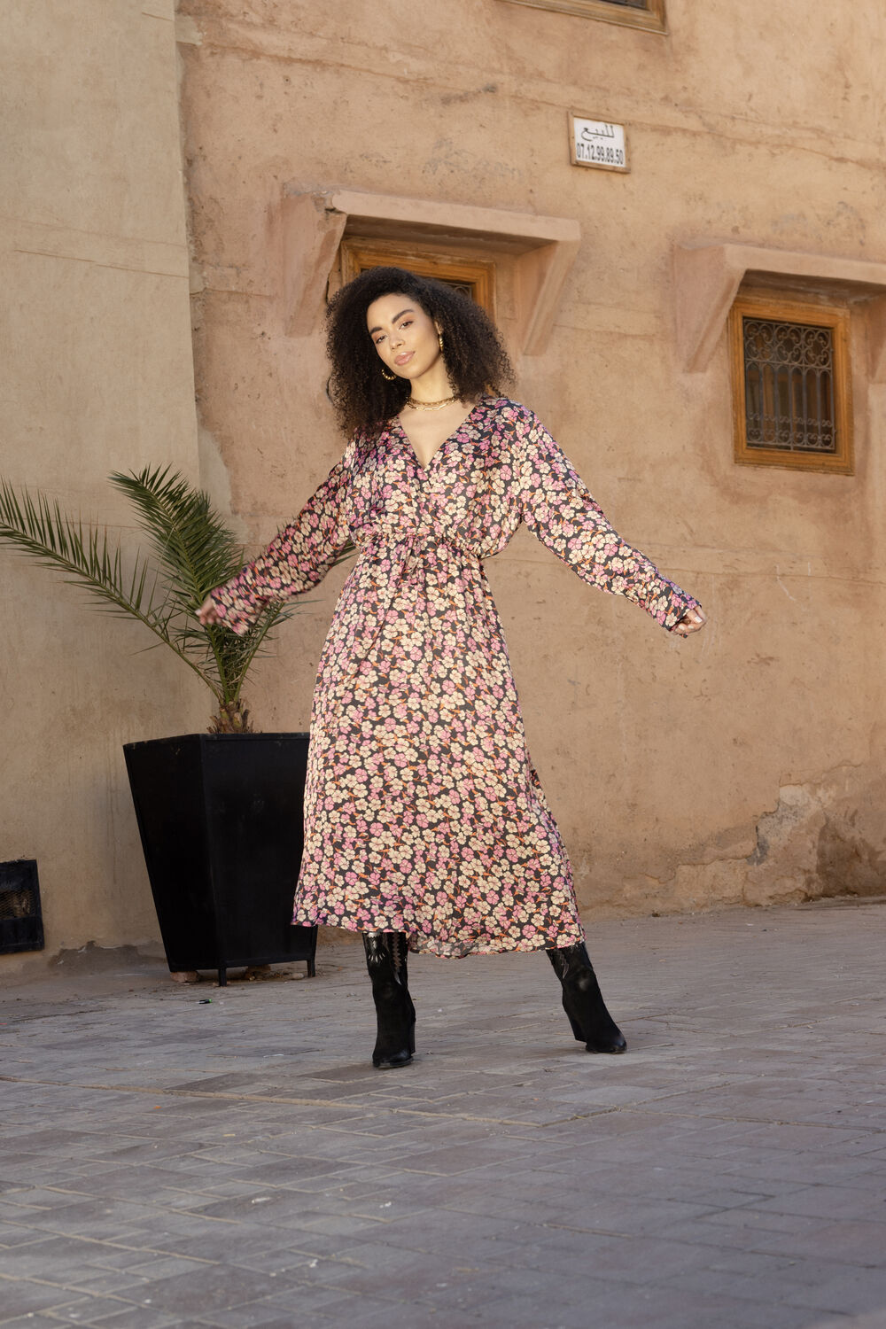 SECOND FEMALE Robe midi VICTORY V NECK DRESS en rose Omoda