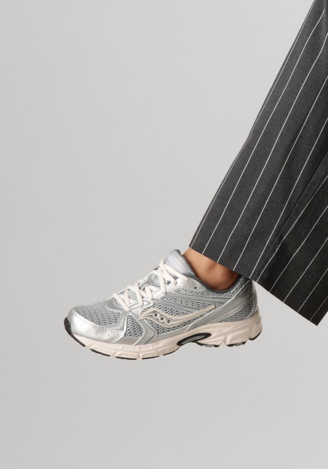 SAUCONY Baskets basses RIDE MILLENNIUM W en argent - large