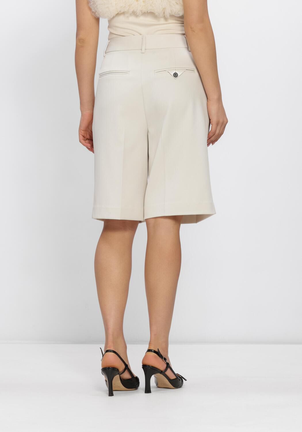 HAUTE L'AMITI&Eacute; Pantalon courte PREMIERE BERMUDA en beige - large