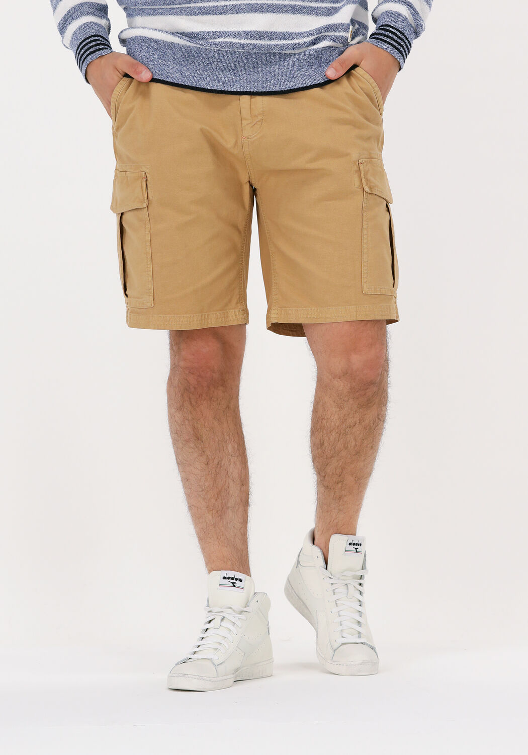 SCOTCH SODA Pantalon courte FAVE GARMENT DYED CARGO SHORT Sable Omoda