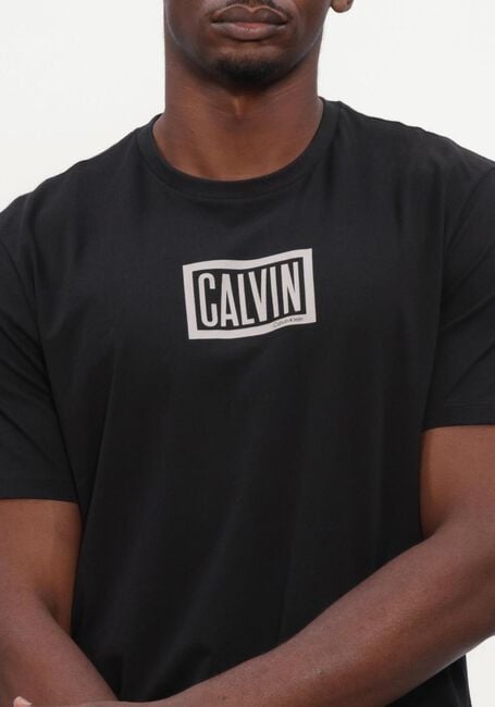 CALVIN KLEIN T-shirt SS 30S EU BOXED CALVIN GRAPHIC TEE en noir - large