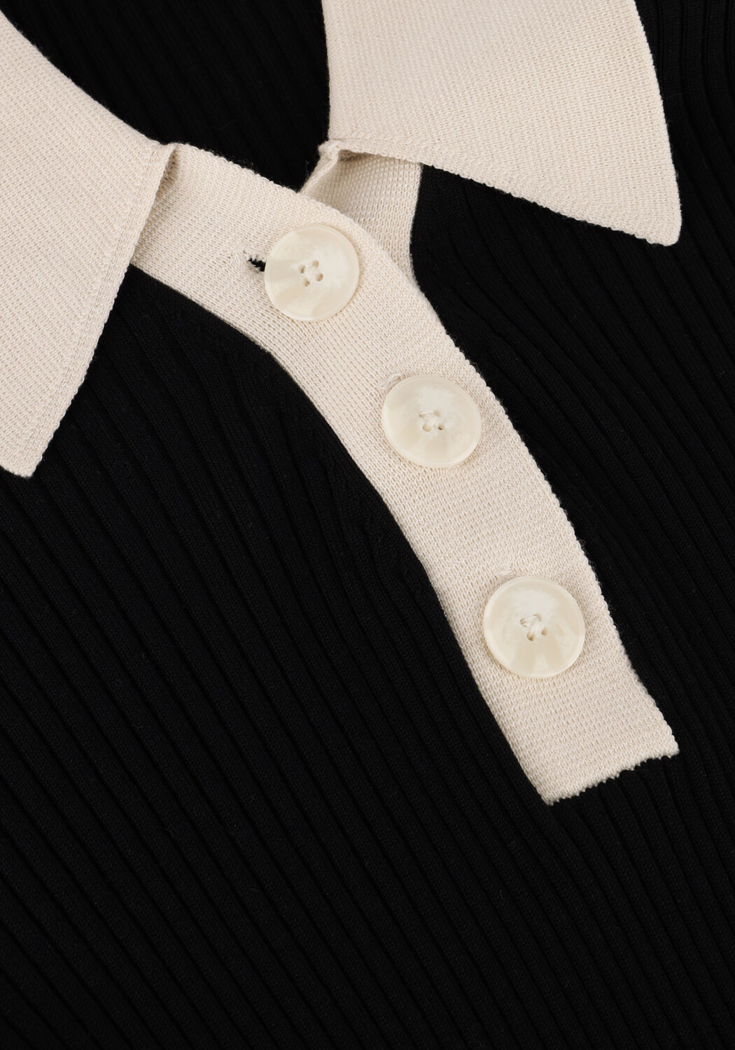 SECOND FEMALE T-shirt JOSEPHINE KNIT POLO en noir - large