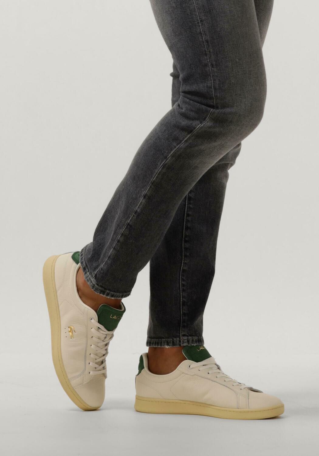 LACOSTE Baskets basses CARNABY PRO en blanc - large