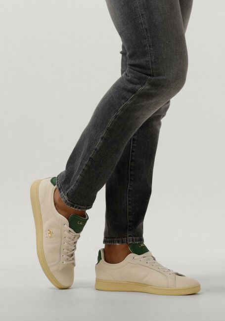 LACOSTE Baskets basses CARNABY PRO en blanc - large
