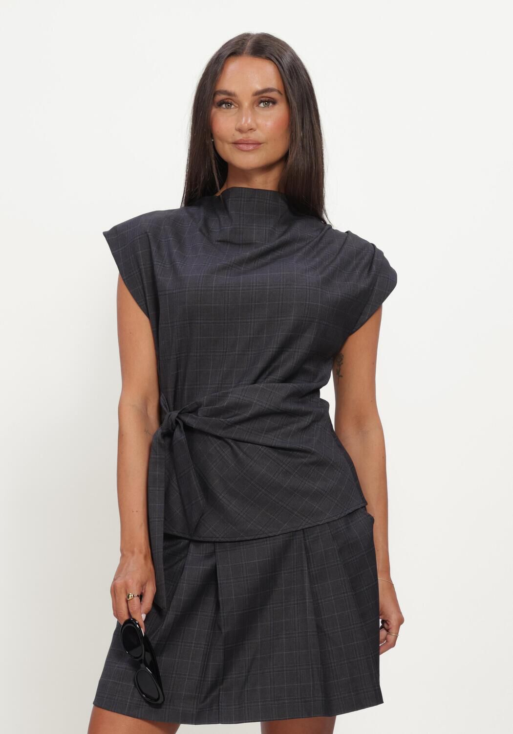 Donkergrijze CO'COUTURE Top ELORACC CHECK PLEAT TOP - large