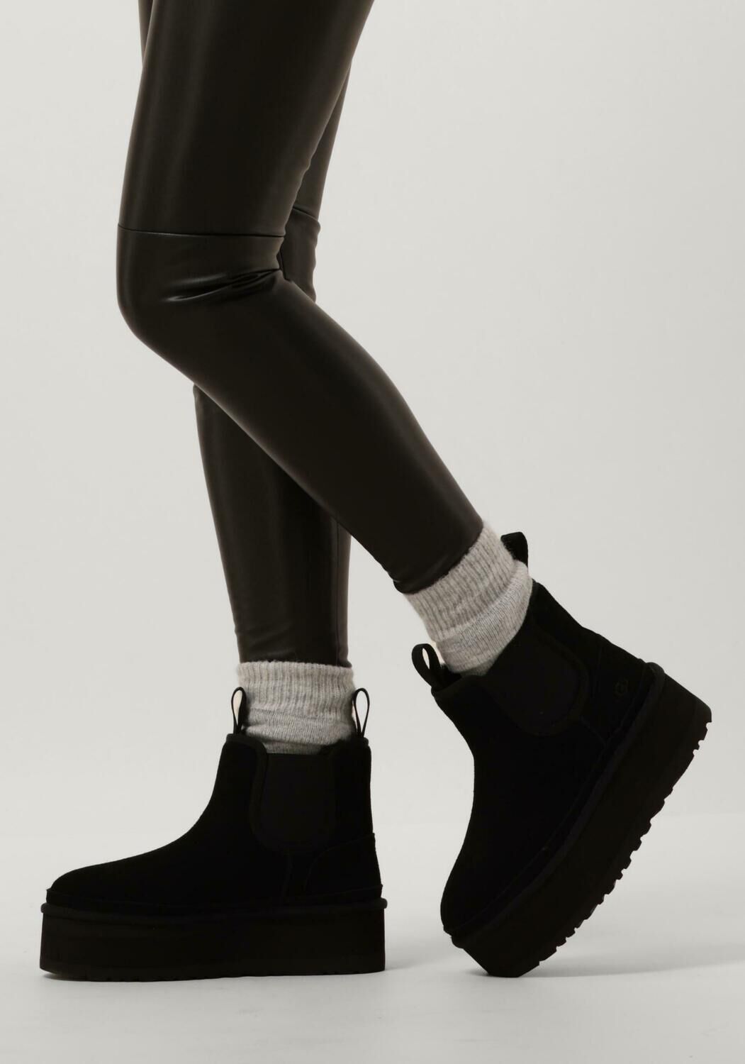 Zwarte UGG W NEUMEL PLATFORM CHELSEA | Omoda