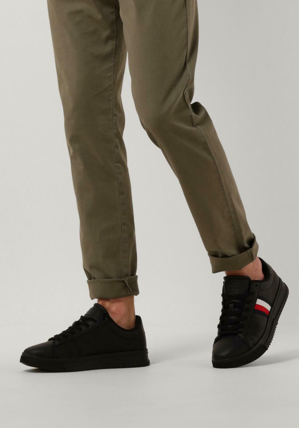 TOMMY HILFIGER Baskets basses SUPERCUP en noir - large