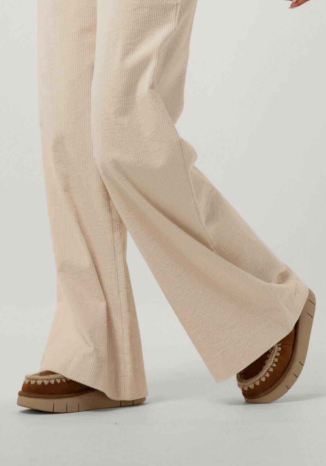 MOU BOUNCE CLOG Chaussures &agrave; enfiler en cognac - large