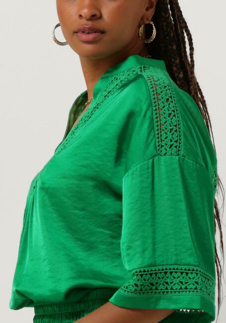 NUKUS Haut NINA TOP V-NECK SILKY en vert - large