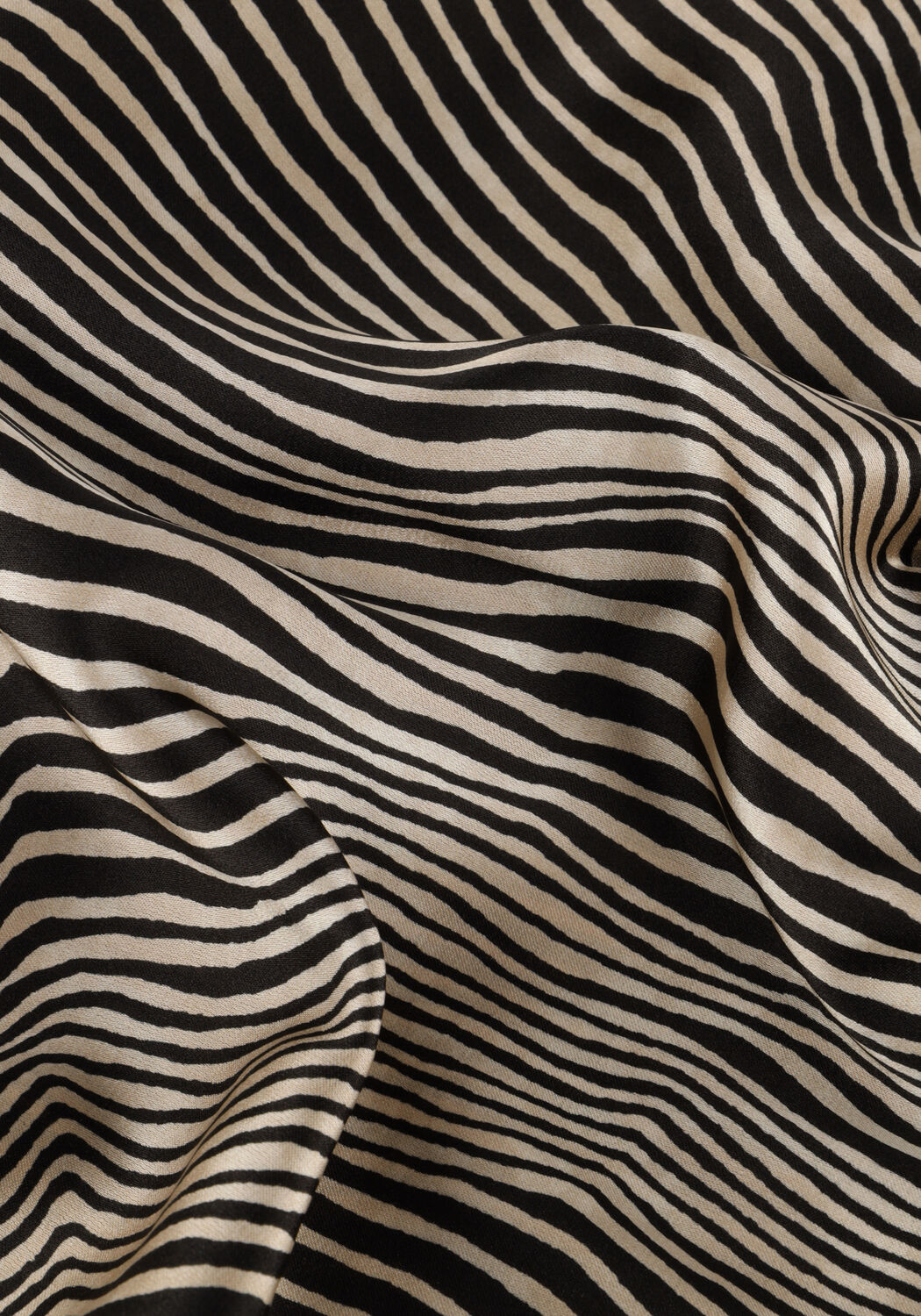 Zwarte NEO NOIR Midi jurk ISOABEL FLOATING WAVE DRESS - large