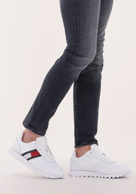 TOMMY JEANS Baskets basses TOMMY JEANS RETRO RUNNER CORE en blanc - large