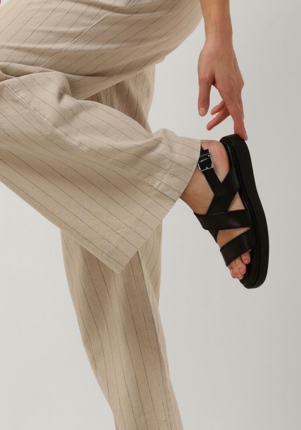 VAGABOND SHOEMAKERS Sandales plates CONNIE 401 en noir - large