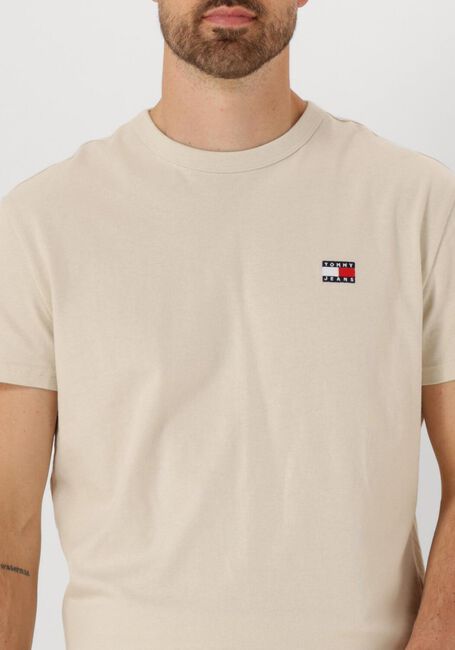 TOMMY JEANS T-shirt TJM REG BADGE TEE EXT en beige - large