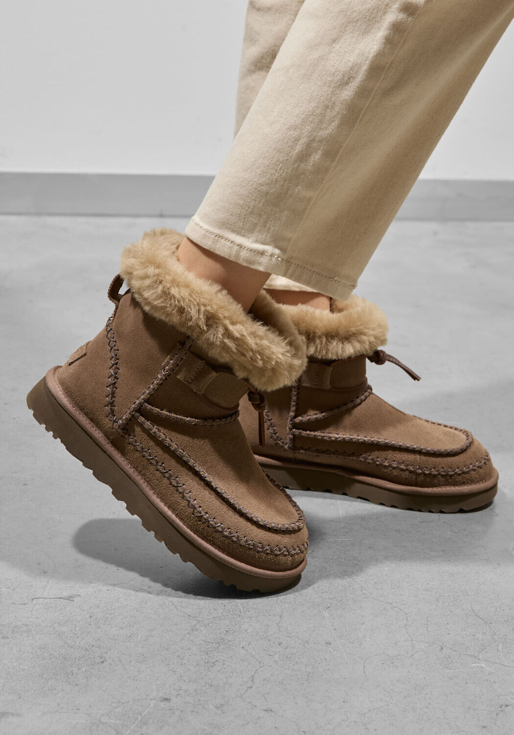 UGG Bottes fourrure CLASSIC MINI ALPINE en marron - large