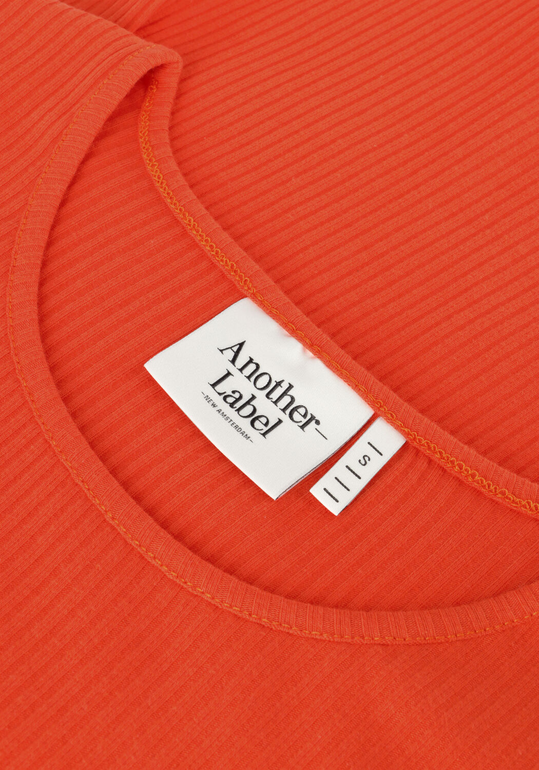 ANOTHER LABEL Haut ELYNE T-SHIRT S/S en orange - large