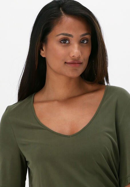 Groene ANOTHER LABEL T-shirt MAGNOLIA V-NECK T-SHIRT S/S - large