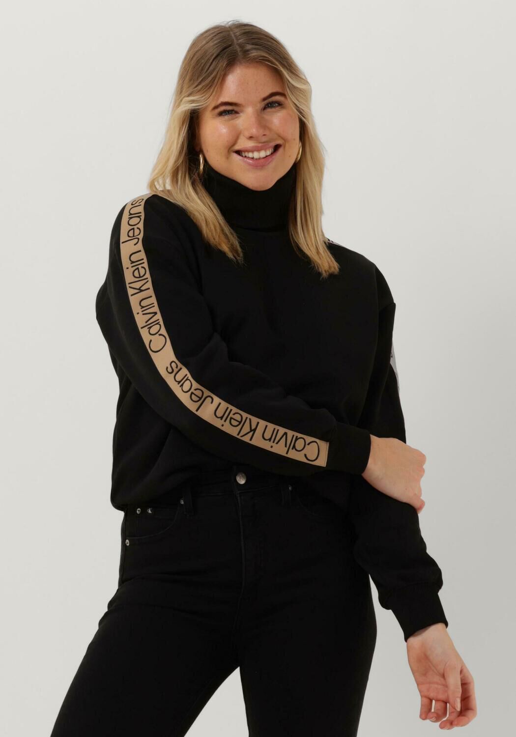 calvin klein pull logo tape sleeves roll neck en noir