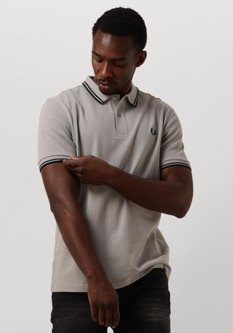 FRED PERRY Polo THE TWIN TIPPED FRED PERRY SHIRT en gris - large