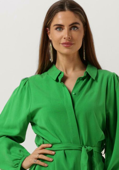 ANOTHER LABEL Mini robe SAHILA DRESS en vert - large