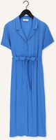MODSTRÖM Robe midi PALM DRESS en bleu MODSTRÖM Robe midi PALM DRESS en bleu - medium