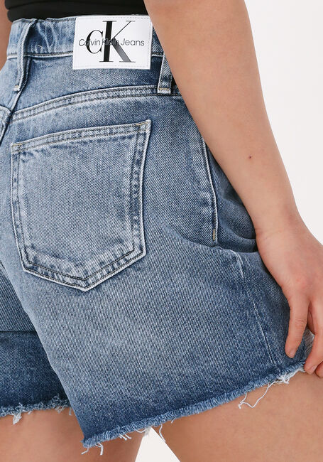 CALVIN KLEIN Pantalon courts MOM SHORT en bleu - large