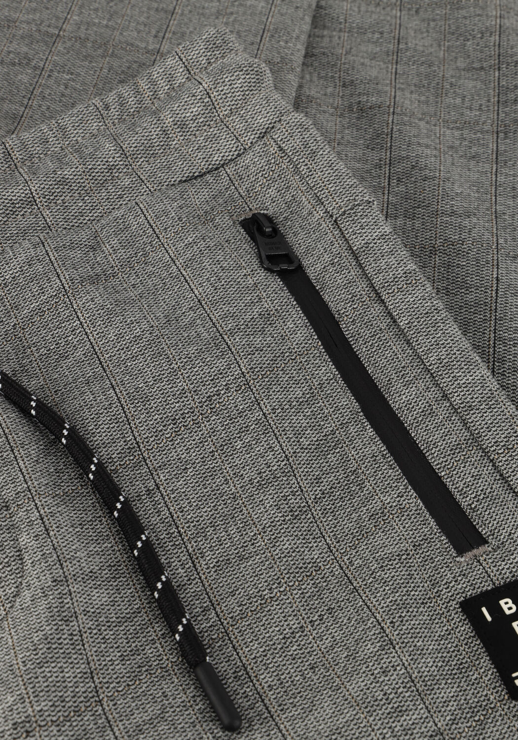 INDIAN BLUE JEANS Pantalon de jogging JOGPANT CHECK ZIP POCKET en gris - large