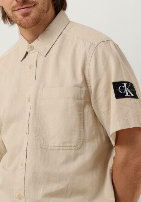 CALVIN KLEIN Chemise décontracté LINEN SS SHIRT en beige - large