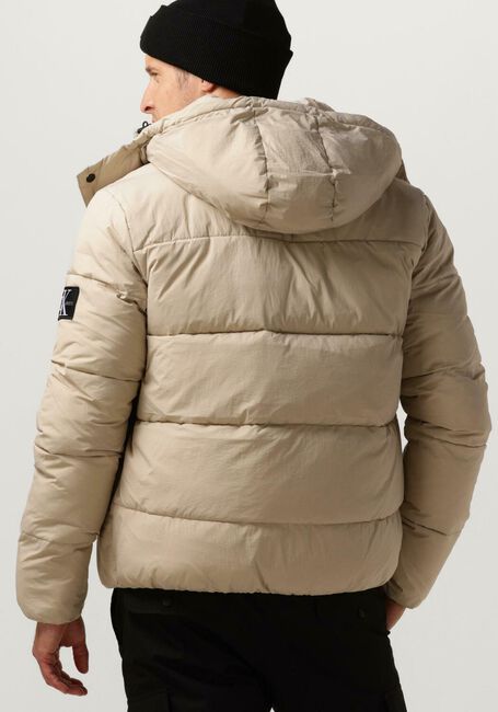 CALVIN KLEIN Veste matelassé ESSENTIALS NON DOWN LOGO JACKET en beige - large