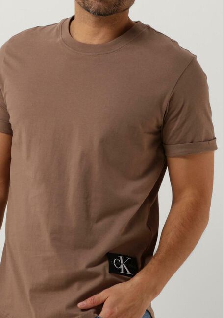 CALVIN KLEIN T-shirt BADGE TURN UP SLEEVE en marron - large