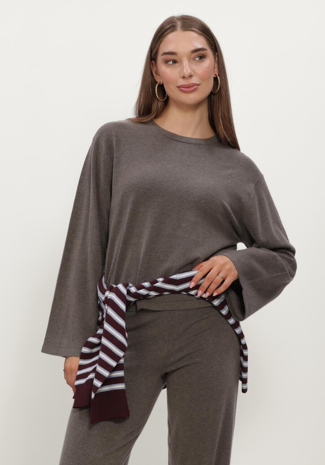 BOII STUDIOS Haut WERO O-NECK KNIT en taupe - large