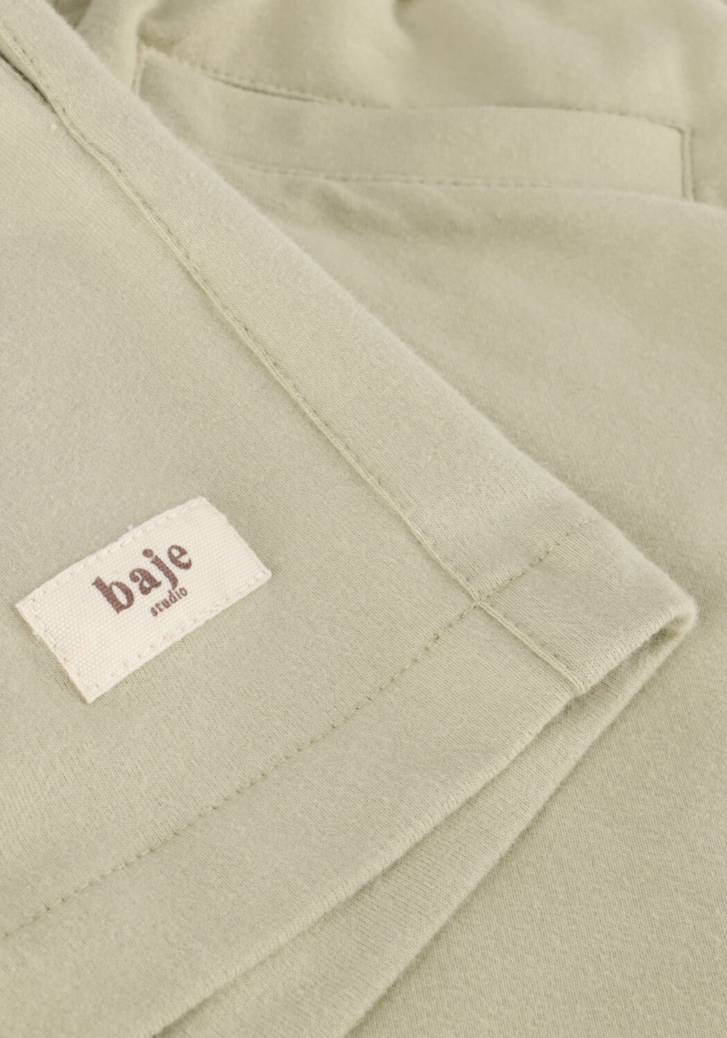 BAJE STUDIO Pantalon courte MANU en vert - large