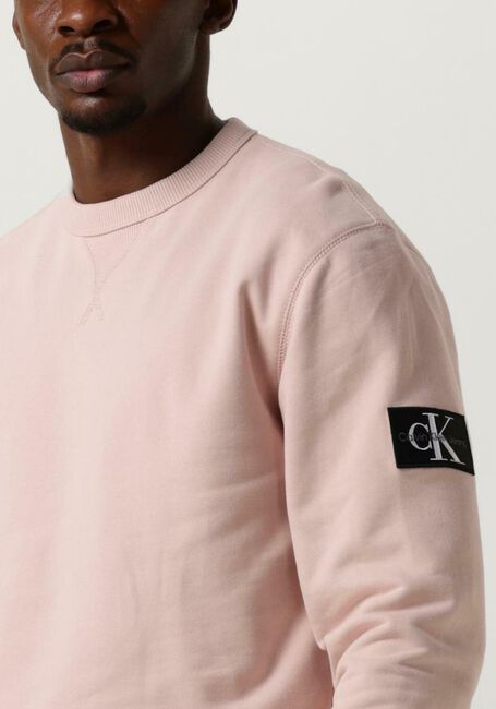 CALVIN KLEIN Chandail BADGE CREW NECK Rose clair - large