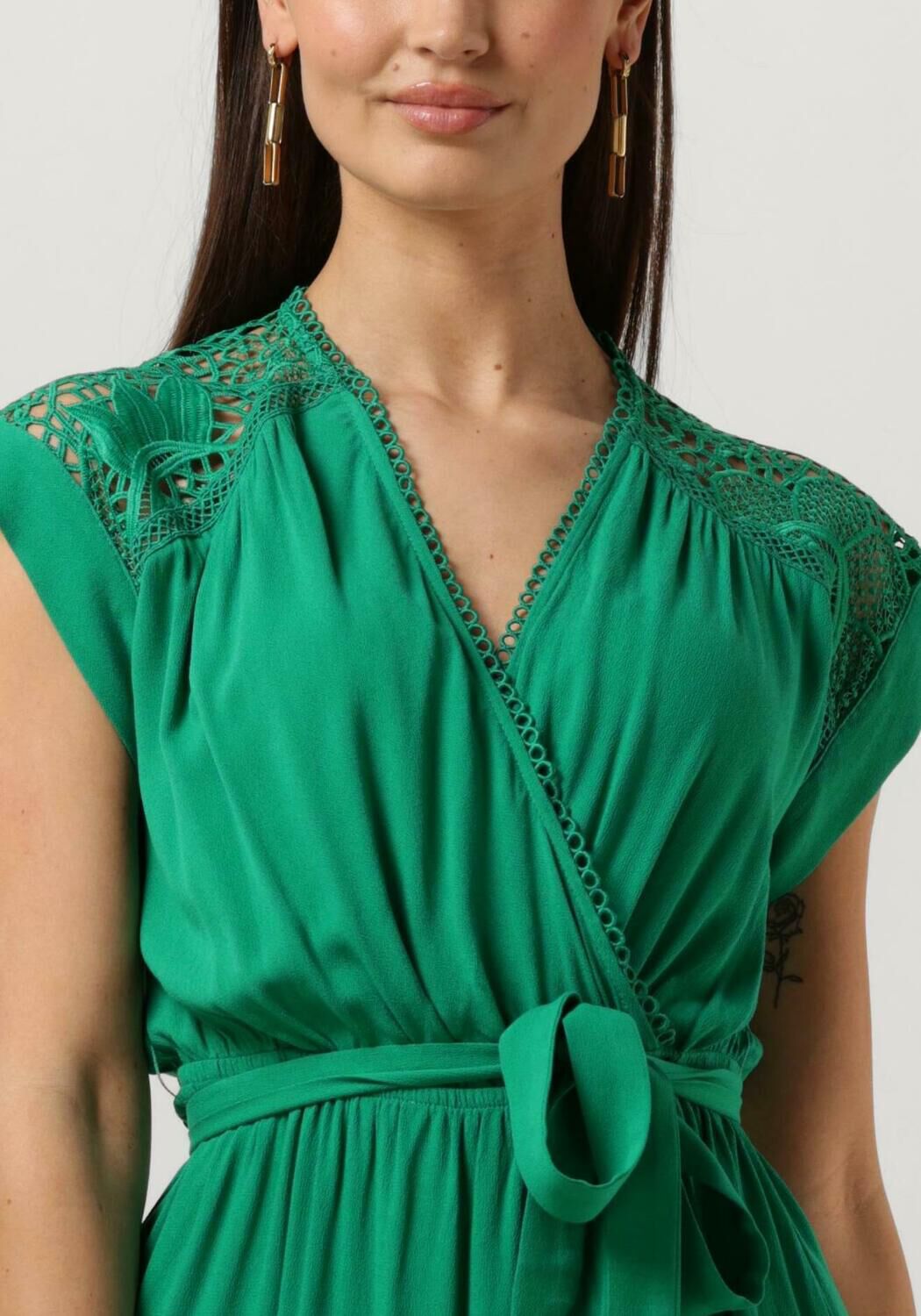 SUNCOO Robe midi CLELYA en vert Omoda