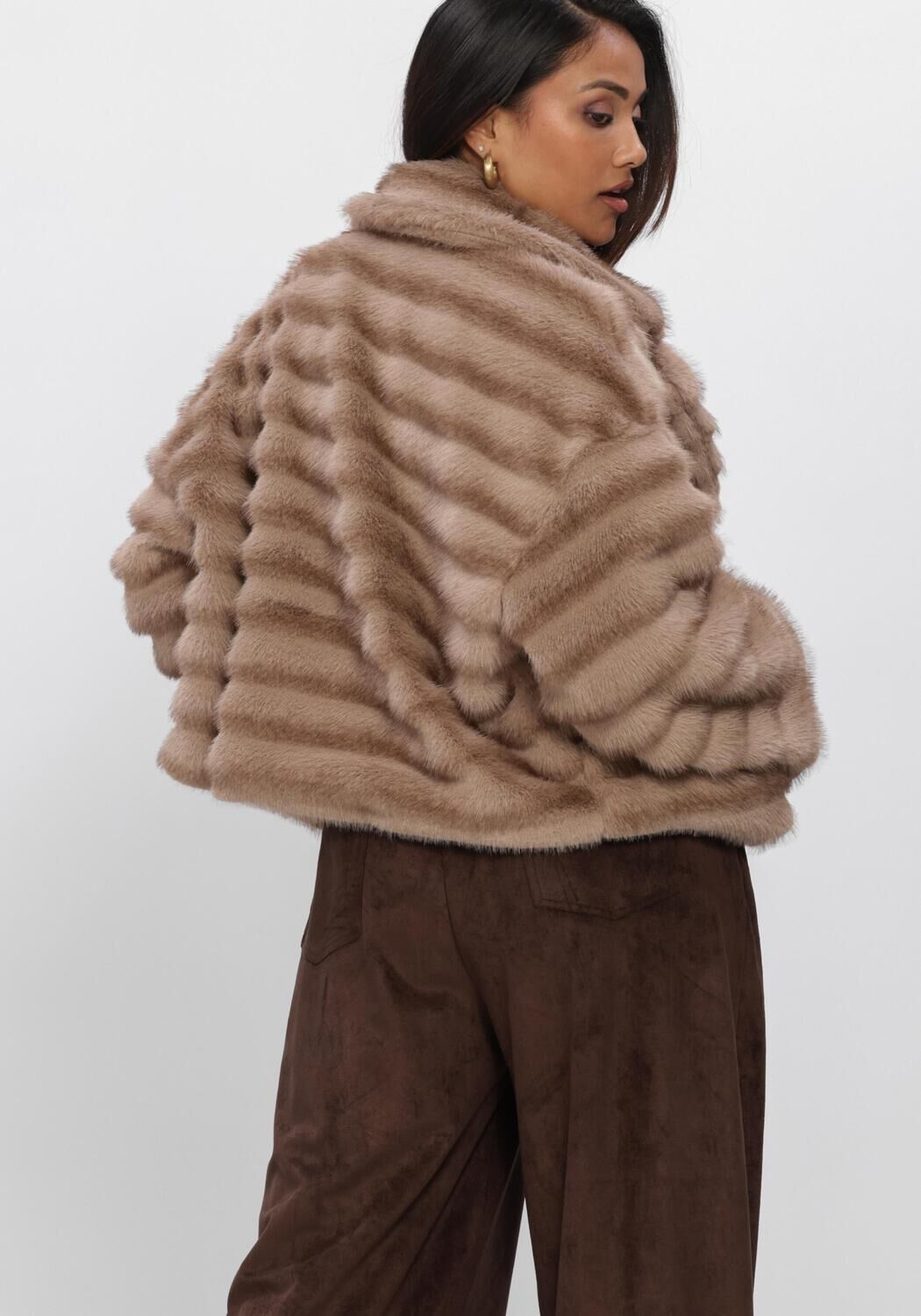 NUKUS Manteau en fausse fourrure HILDE JACKET FLUFFY en beige - large